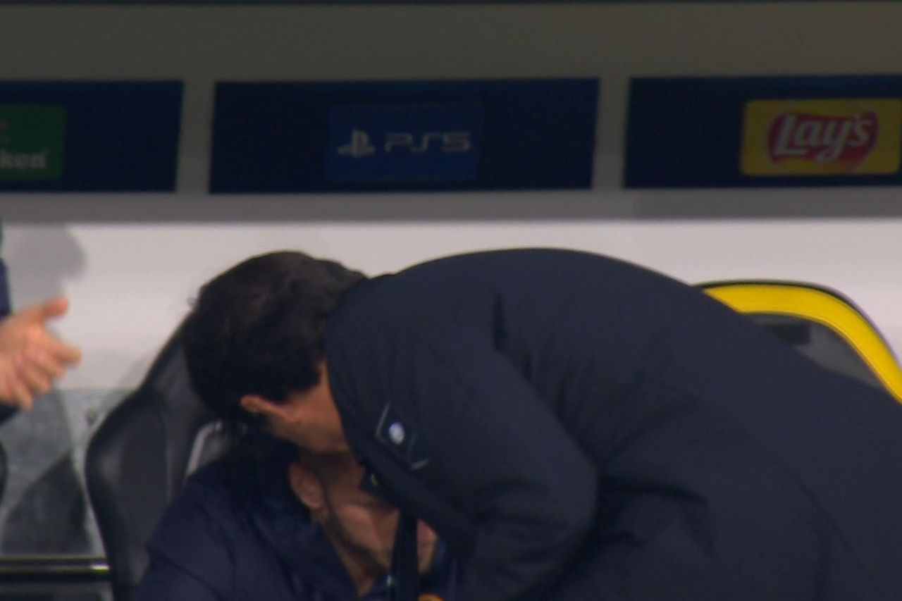 VIDEO – Arnautovic DESPERATE: Inzaghi runs to COMFORT HIM!