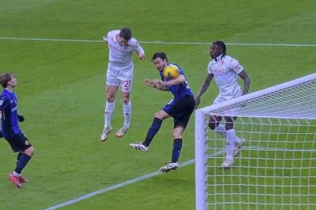 The Inter-Fiorentina replay: Doubts about the penalty, the ball is close