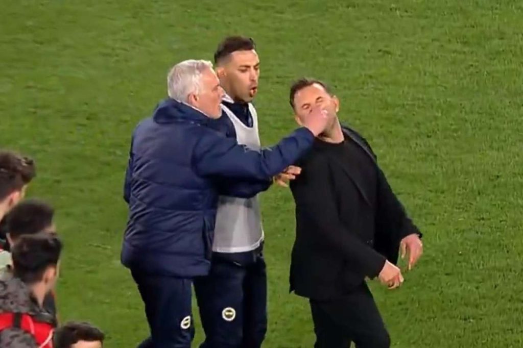 VIDEO – Mourinho loses his cool: crazy gesture against rival coach