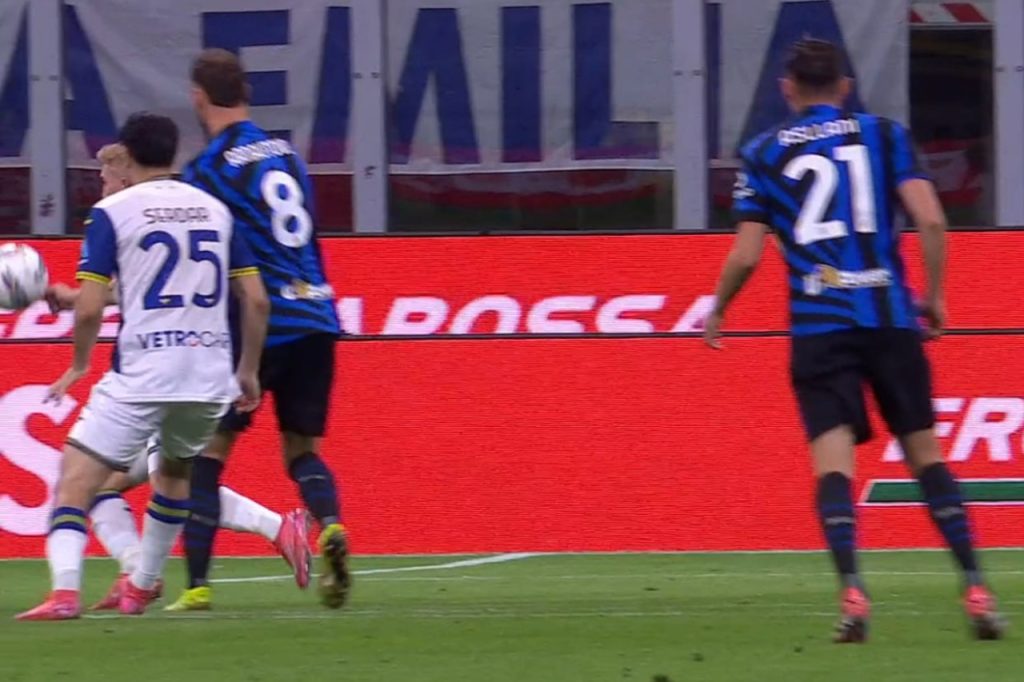 Inter-Verona slow-motion replay, a red card is missing: Too obvious